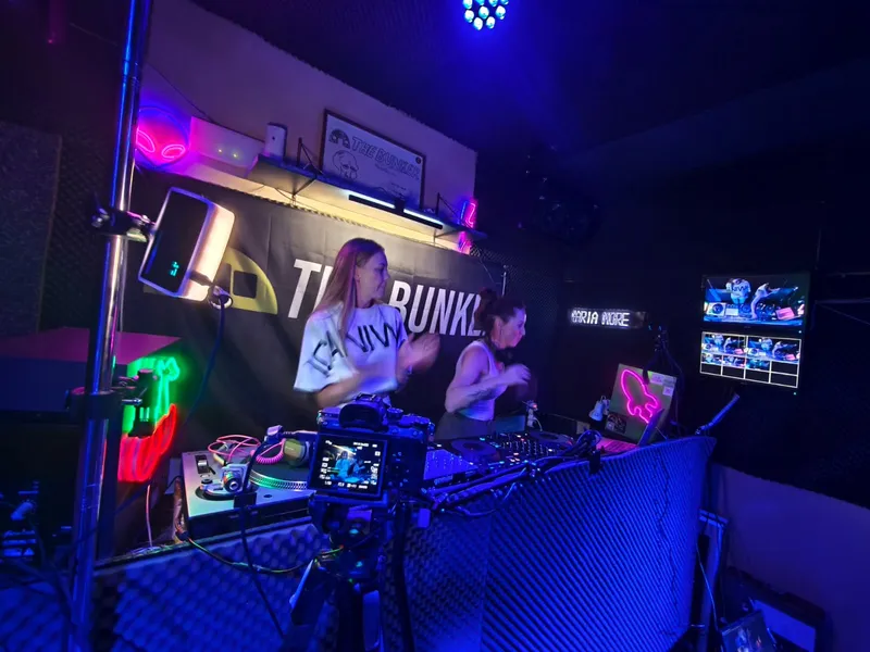 Dos DJs pinchando a la vez en la cabina de The Bunker, con la cámara grabando en primer plano